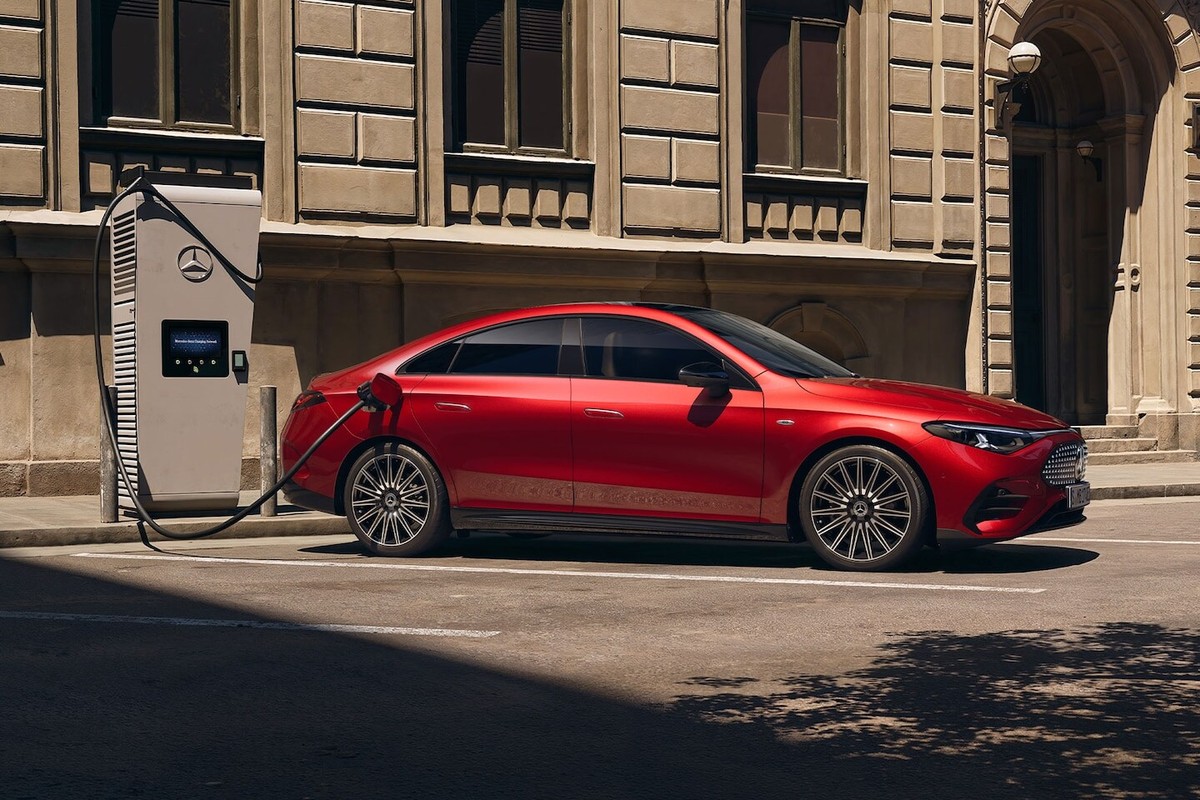Mercedes-Benz CLA điện đang sạc tại trạm sạc nhanh