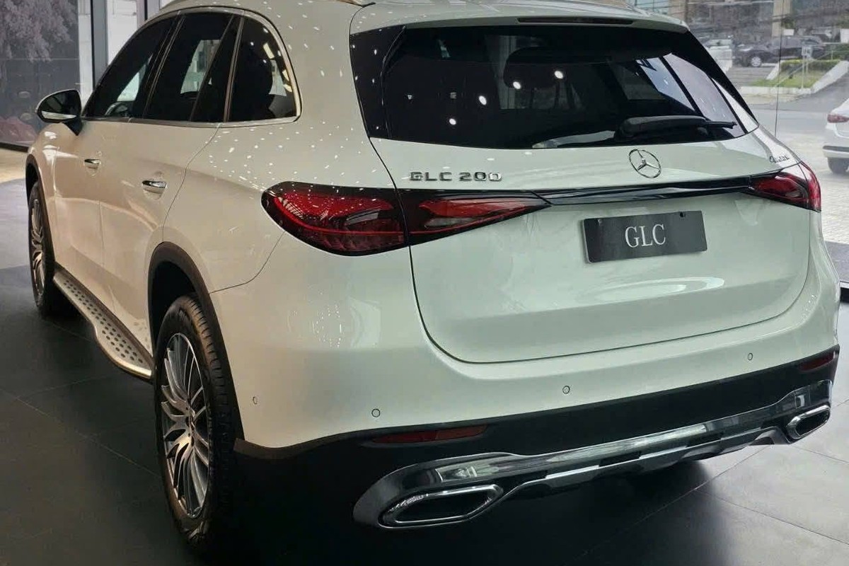 Đuôi xe Mercedes-Benz GLC 200 4MATIC với cụm đèn hậu LED và hai cửa xả