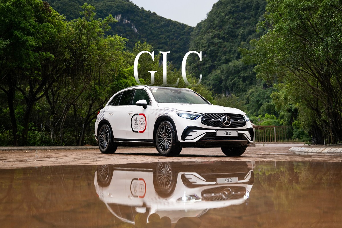 Mercedes-Benz GLC màu trắng trước nền núi rừng
